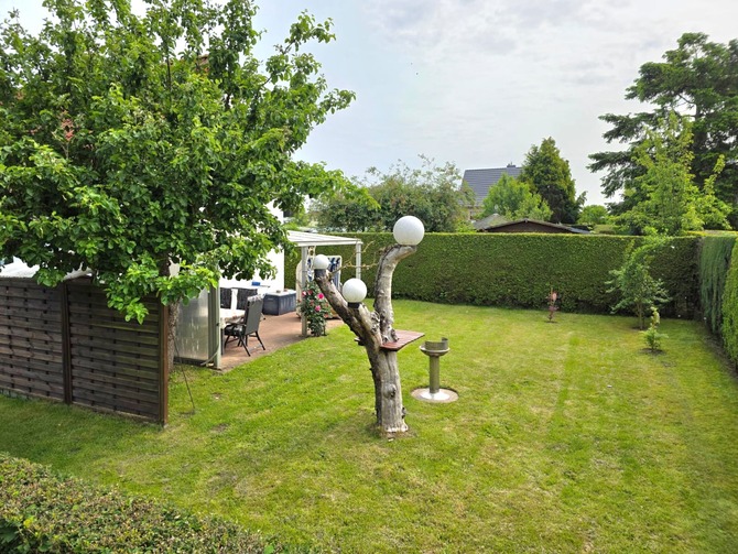 Ferienhaus in K&uuml;hlungsborn - H&ouml;ppner, Joachim - Liegewiese und Grillplatz