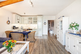 Ferienwohnung in Niendorf/Ostsee - Residenz Niendorf mit Meerblick - Wohnzimmer mit K&uuml;che