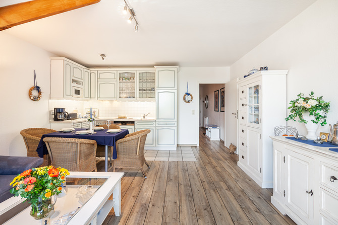 Ferienwohnung in Niendorf/Ostsee - Residenz Niendorf mit Meerblick - Wohnzimmer mit K&uuml;che