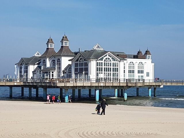 Ferienwohnung in Baabe - MeerWohnung mod. Fewo direkt am Strand mit Pool - Bild 18