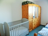 Ferienwohnung in Grube - Ostsee-Landhaus-Wohnung - Gitterbett im Elternschlafzimmer